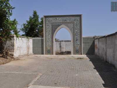 A fare da ingresso si trova un arco a sesto acuto disegnato con un mosaico adorno di motivi geometrici e giochi cromatici tipici dell�arte araba